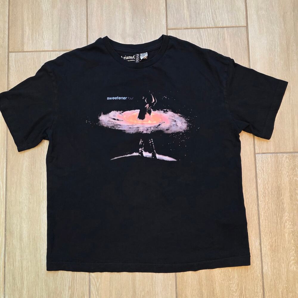 Ariana Grande Sweetener World Tour 2019 Graphic Tee Black Womens M
